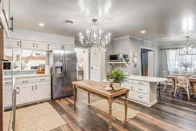 Downtown Hico home, just steps away from shopping!