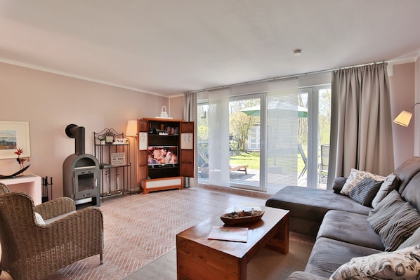 Fernseher, Kamin, DVD-Player, Stereoanlage