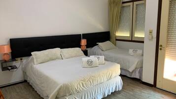 Chambre Triple Supérieure | Coffres-forts dans les chambres, Wi-Fi gratuit, draps fournis