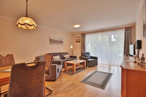 Fernseher, DVD-Player, Stereoanlage