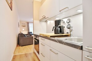 Kühlschrank, Ofen, Herdplatte, Wasserkocher mit Kaffee-/Teezubehör