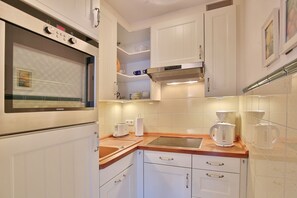 Kühlschrank, Ofen, Herdplatte, Wasserkocher mit Kaffee-/Teezubehör