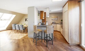 Jääkaappi, mikroaaltouuni, uuni, liesi