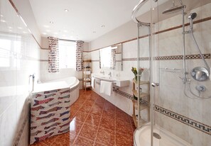 Combined shower/bathtub, hair dryer, towels, soap