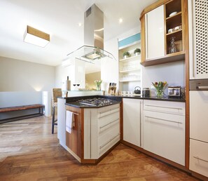 Jääkaappi, mikroaaltouuni, uuni, liesi