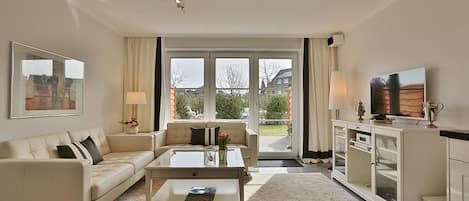 Fernseher, DVD-Player, Stereoanlage