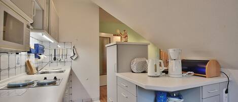 ثلاجة، ميكروويف، موقد طهي مسطح، غسالة أطباق