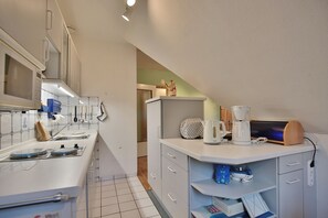 Kühlschrank, Mikrowelle, Herdplatte, Geschirrspüler