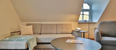 Televisie, een dvd-speler en een stereo