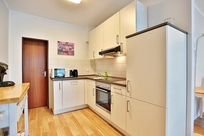 ثلاجة، ميكروويف، فرن، موقد طهي مسطح