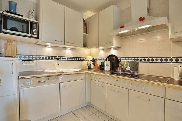 Fridge, microwave, oven, stovetop - Domizil Strandallee 180 Apartment 16 (Timmendorfer Strand)