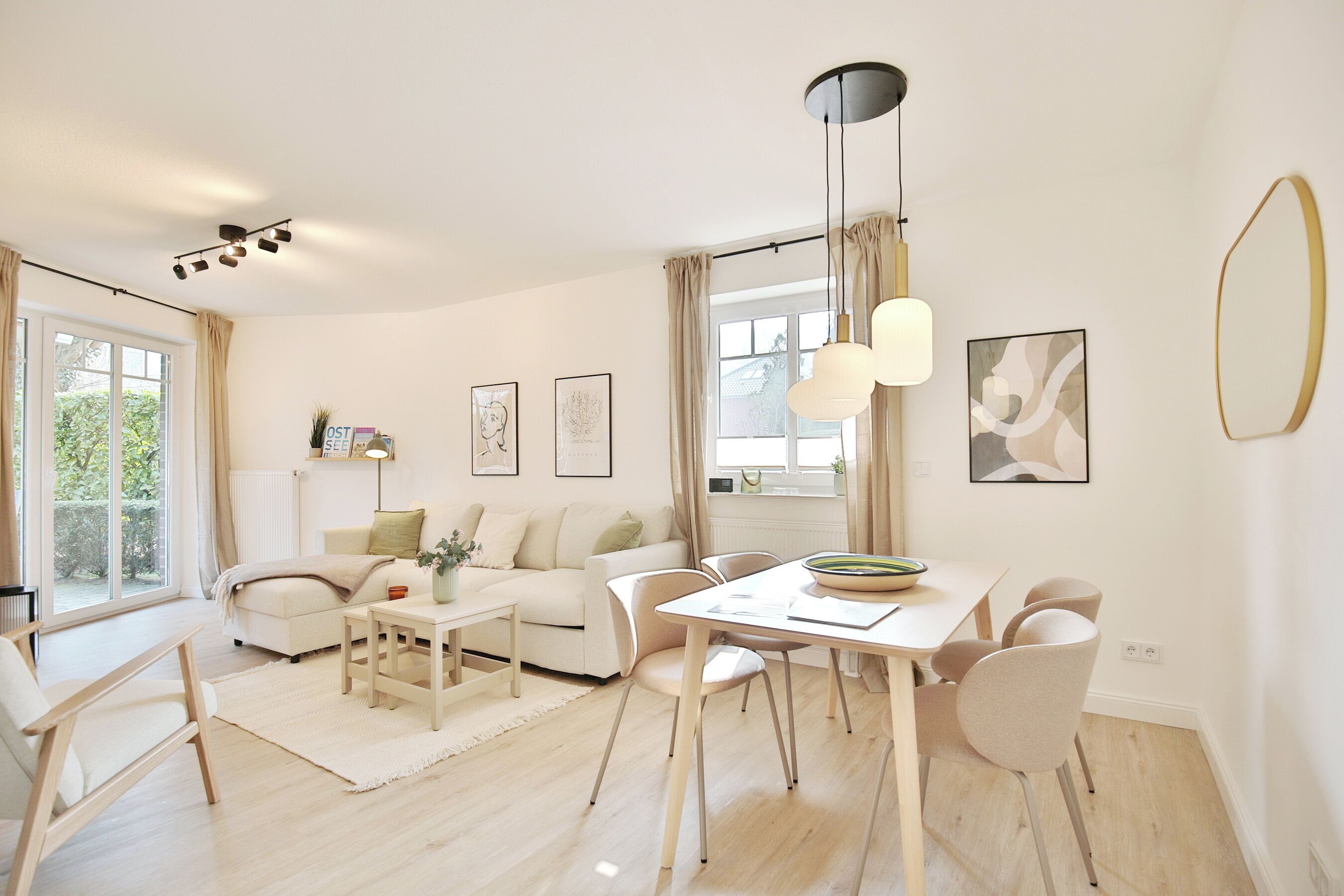 Una televisión, un reproductor de DVD