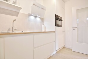 Kjøleskap, ovn, kokeplater og oppvaskmaskin