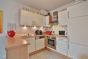 Fridge, microwave, oven, stovetop - Strandstrasse 150 Appartement 02 (Niendorf/Ostsee)