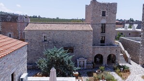 Un patio con edificios de piedra, una torre y un cartel que dice "CASTELLO DI MARIA".