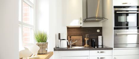 Fridge, oven, stovetop, dishwasher