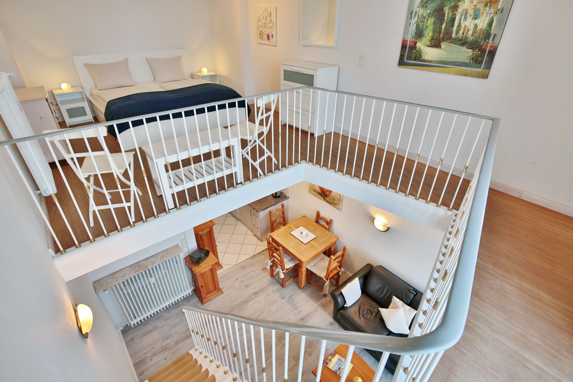 Eine Mehrzimmerwohnung mit Schlafzimmer, Wohnbereich und Essplatz.