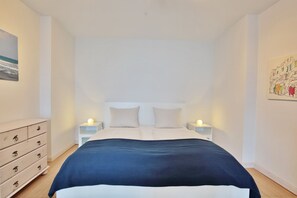 Travel cot, free WiFi