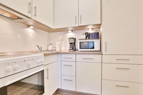 Fridge, microwave, stovetop, dishwasher - Haus Hubertus Appartement 8 (Niendorf/Ostsee)