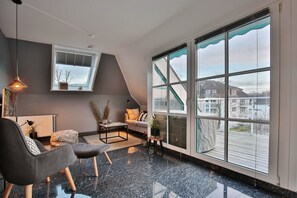 Fernseher, DVD-Player, Stereoanlage