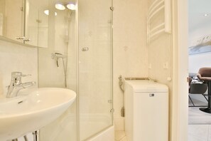 Douche, sèche-cheveux