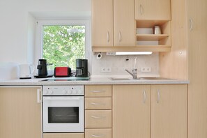 Kühlschrank, Ofen, Herdplatte, Wasserkocher mit Kaffee-/Teezubehör