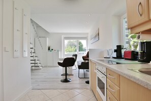 Kühlschrank, Ofen, Herdplatte, Wasserkocher mit Kaffee-/Teezubehör