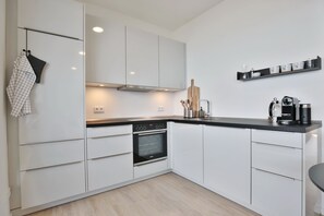 Kühlschrank, Ofen, Geschirrspüler, Wasserkocher mit Kaffee-/Teezubehör