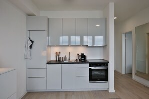 Kühlschrank, Ofen, Geschirrspüler, Wasserkocher mit Kaffee-/Teezubehör