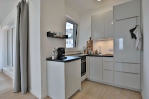 Fridge, oven, dishwasher, coffee/tea maker