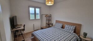3 habitaciones, escritorio y tabla de planchar con plancha 
