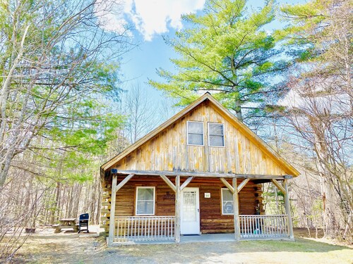 Rustic riverfront cabin- 15 minutes from the Cog Railway and Crawford Notch.