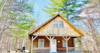 Rustic riverfront cabin- 15 minutes from the Cog Railway and Crawford Notch.