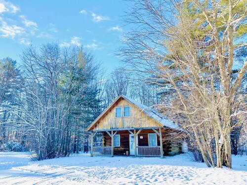 Rustic riverfront cabin- 15 minutes from the Cog Railway and Crawford Notch.