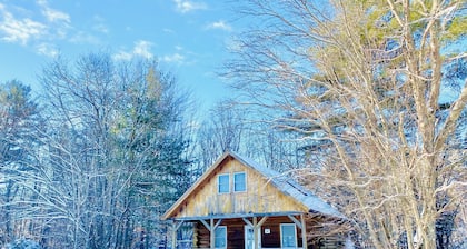 Rustic riverfront cabin- 15 minutes from the Cog Railway and Crawford Notch.