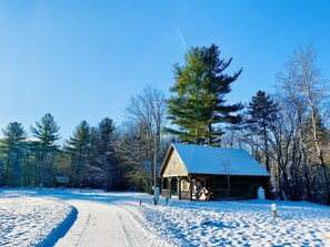 Exterior - Rustic riverfront cabin- 15 minutes from the Cog Railway and Crawford Notch. (Twin Mountain)