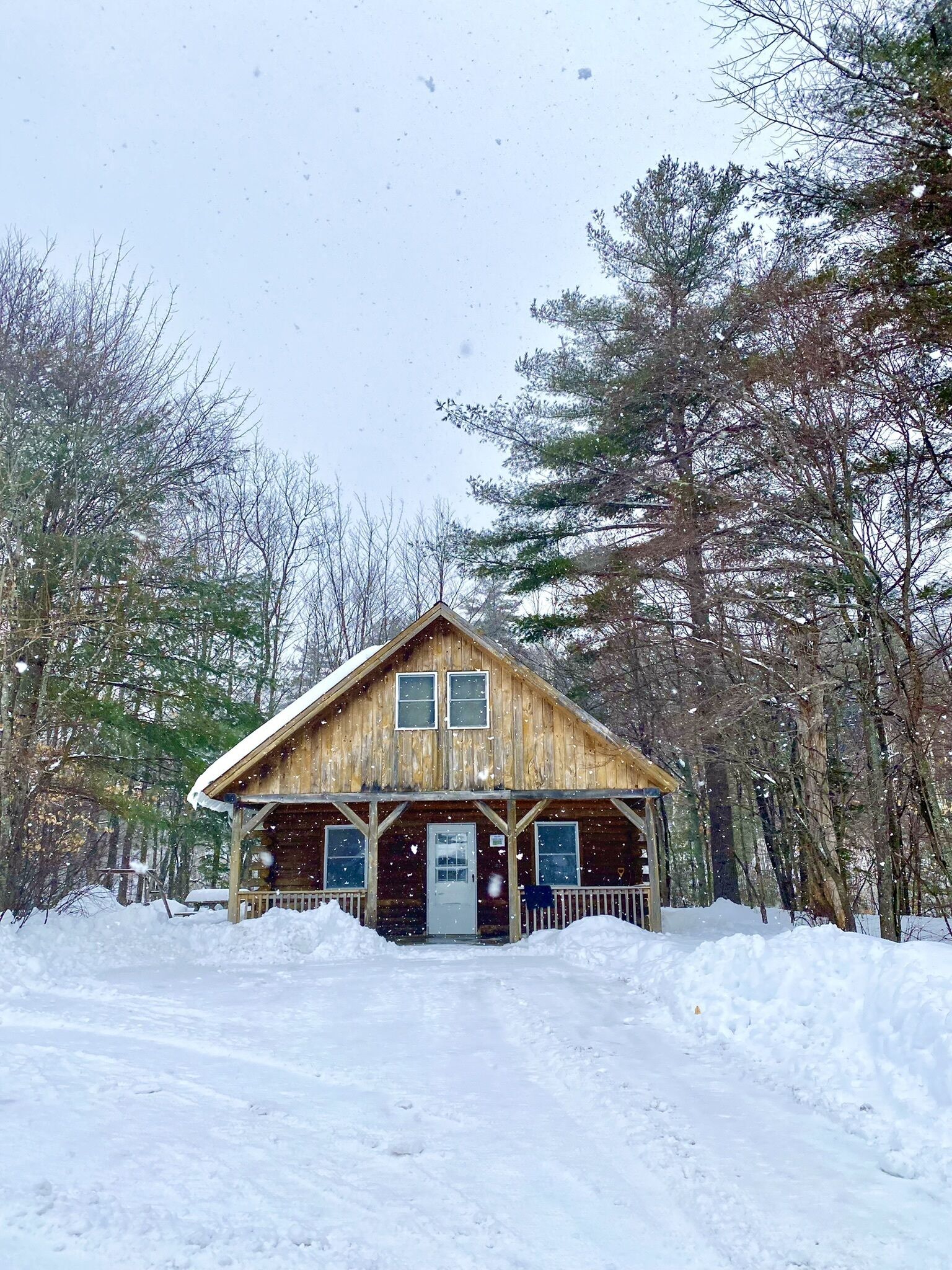 Rustic riverfront cabin- 15 minutes from the Cog Railway and Crawford Notch.