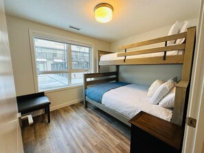 8 dormitorios, tabla de planchar con plancha, cuna de viaje y wifi