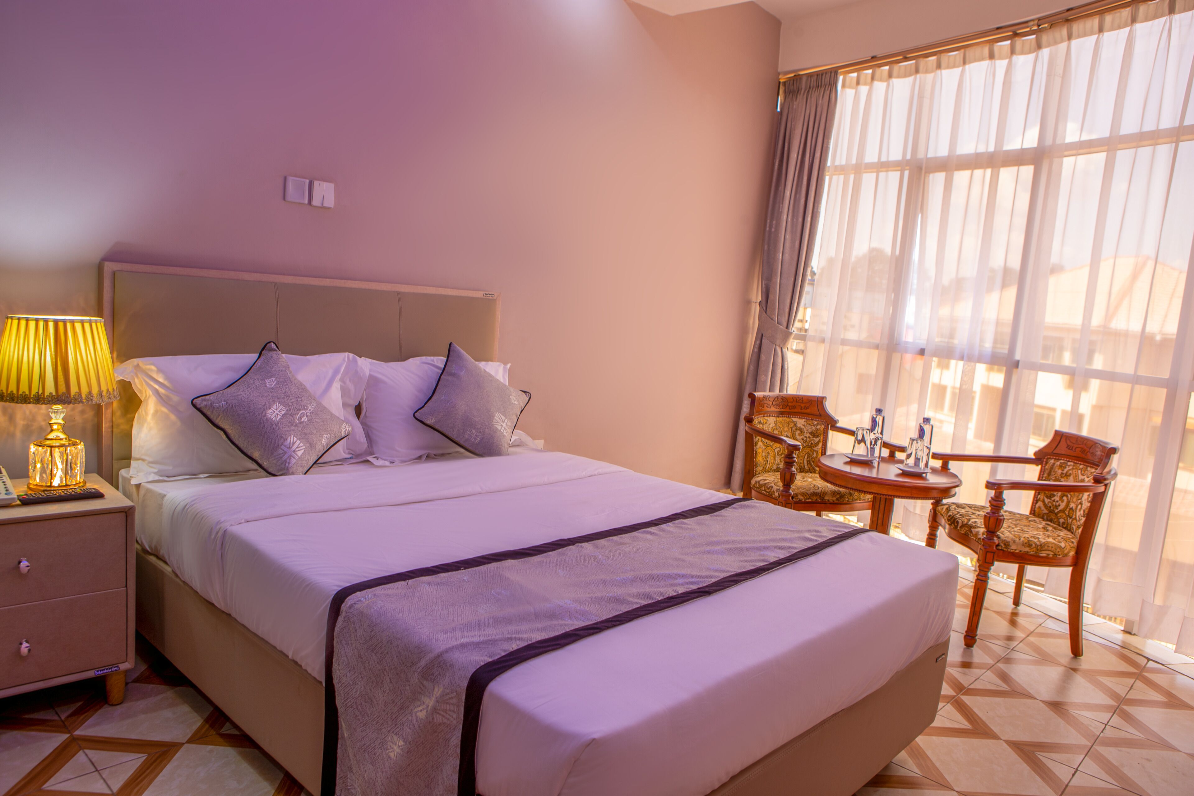 加厚床垫、笔记本电脑工作区、免费 WiFi、床单