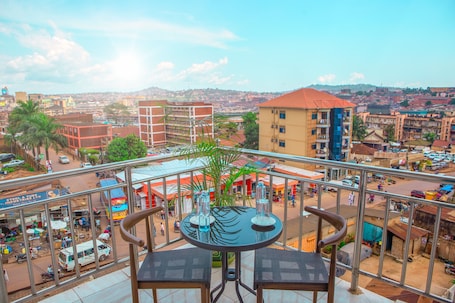 Executive Room | Pillowtop beds, laptop workspace, free WiFi, bed sheets