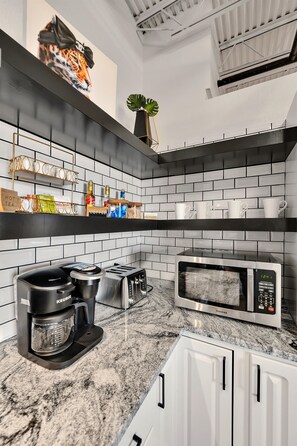 Réfrigérateur, micro-ondes, four, plaque de cuisson