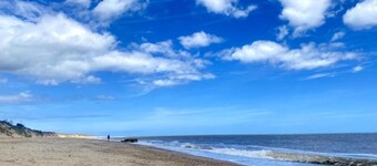 Quiet and Comfy 2 bedroom Holiday Chalet walk to beach, Norfolk family friendly
