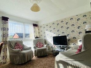 Fernseher, DVD-Player, Bücher, Stereoanlage