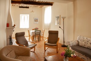 Fernseher, Kamin, Tischtennisplatte, Bücher