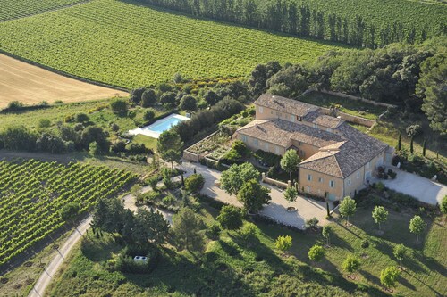 Beautiful manor with swimming pool in front of the Provençal Colorado