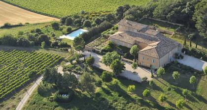 Beautiful manor with swimming pool in front of the Provençal Colorado