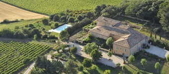 Beautiful manor with swimming pool in front of the Provençal Colorado