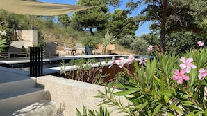 A poolside area with lounge chairs, a wooden deck, and a pergola. - Exceptional Luberon location - Private swimming pool (Cucuron)