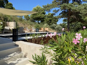 Una piscina al aire libre, una piscina climatizada