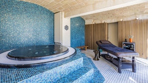 A spa area with a hot tub, a massage table, and a small bench. - Exceptional Luberon location - Private swimming pool (Cucuron)